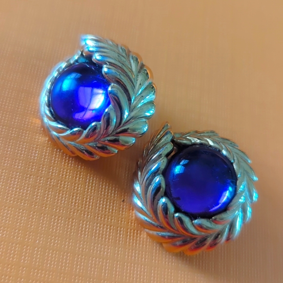 Trifari Gold Laurel Leaf Purple Cabochon Moghul Clip earrings - Picture 4 of 11